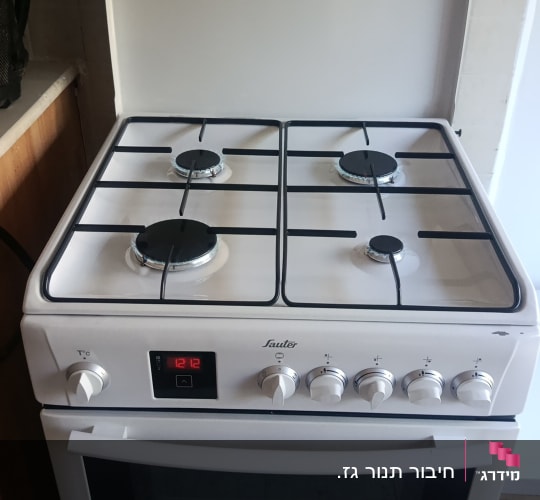 תנור גז עם ארבעה מבערים במטבח